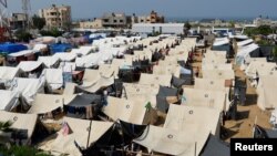 Palestinos que huyeron de sus casas en medio de los ataques israelíes, se refugian en un campamento administrado por las Naciones Unida en el norte de Gaza se trasladen al sur, en Khan Younis, en la Franja de Gaza, octubre 23, 2023.