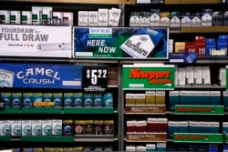 미국 펜실베이니아주 피츠버그의 한 가게 판매대에 진열돼 있는 담배들. (자료사진)