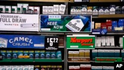 미국 펜실베이니아주 피츠버그의 한 가게 판매대에 담배들이 진열돼 있다. 