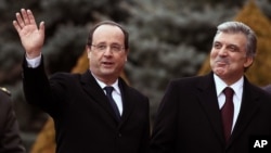 French President François Hollande walks with his Turkish counterpart Abdullah Gul during a welcome ceremony at the Cankaya Palace in Ankara, Turkey, Jan. 27, 2014. 