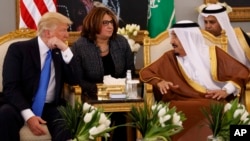 Le président américain Donald Trump, à gauche, s’entretient avec le roi saoudien Salman après une cérémonie de bienvenue à l'aéroport international King Khalid, Riyad, 20 mai 2017. 