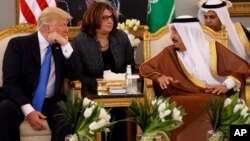 Le président américain Donald Trump, à gauche, s’entretient avec le roi Salmane d'Arabie saoudite après une cérémonie d'accueil à l'aéroport international King Khalid, Ryad, le 20 mai 2017. 