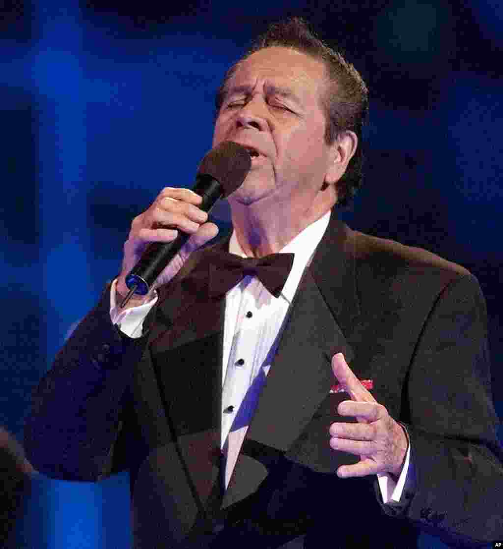 El cantante y compositor chileno Lucho Gatica se presenta en el festival de canciones de Viña del Mar en Viña del Mar, Chile, en febrero de 2002. 