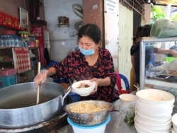 Pin Nary, a noodle and rice porridge seller, decides to reopen her business despite concerns over the coronavirus pandemic, Phnom Penh, Cambodia, April 27, 2020. (Kann Vicheika/VOA Khmer)