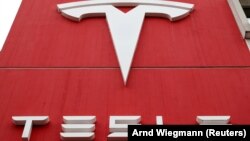 Logo pabrikan mobil Tesla terlihat di kantor cabang di Bern, Swiss, 28 Oktober 2020. (Foto: REUTERS/Arnd Wiegmann)