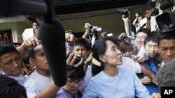 Burmese pro-democracy leader Aung San Suu Kyi is mobbed as she leaves her office in Yangon April 22, 2012.