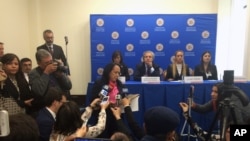 La embajadora interina de Venezuela ante la OEA, Carmen Velásquez interrumpe una conferencia de prensa del secretario general de la OEA Luis Almagro, con Patricia de Ceballos, Lilian Tintori y Oriana Goicoechea, familiares de líderes de oposición venezolanos encarcelados. Marzo 20, 2017, sede de la OEA.