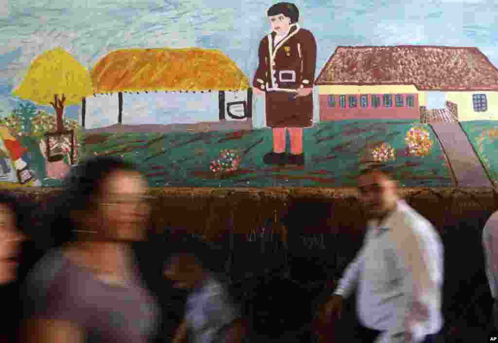Residents walk inside the &quot;Quintina Paredes Silva&quot; school serving as a polling station during general elections on the outskirts of Asuncion, Paraguay, April 21, 2013. .