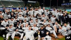 Los Yankees de Nueva York posan tras eliminar a los Guardianes de Cleveland en la Serie de Campeonato de la Liga Americana, el sábado 19 de octubre de 2024 (AP Foto/Godofredo A. Vásquez)