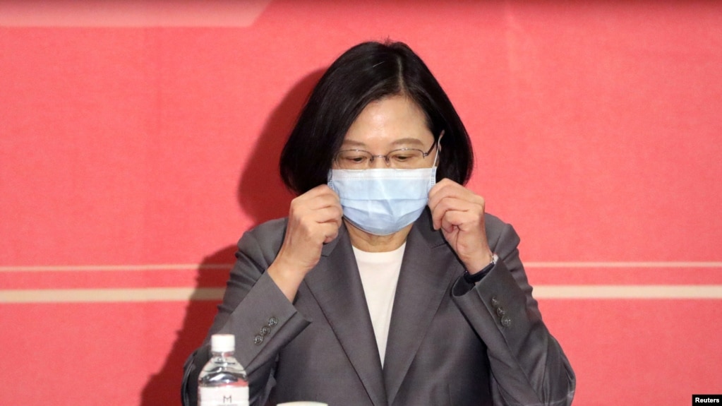 资料照：台湾总统蔡英文在台北出席会议期间整理口罩以防新冠感染。（2020年8月19日）(photo:VOA)