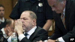 Harvey Weinstein, a la izquierda, y su abogado Benjamin Brafman durante una audiencia en la corte el jueves 11 de octubre de 2018 en Nueva York.