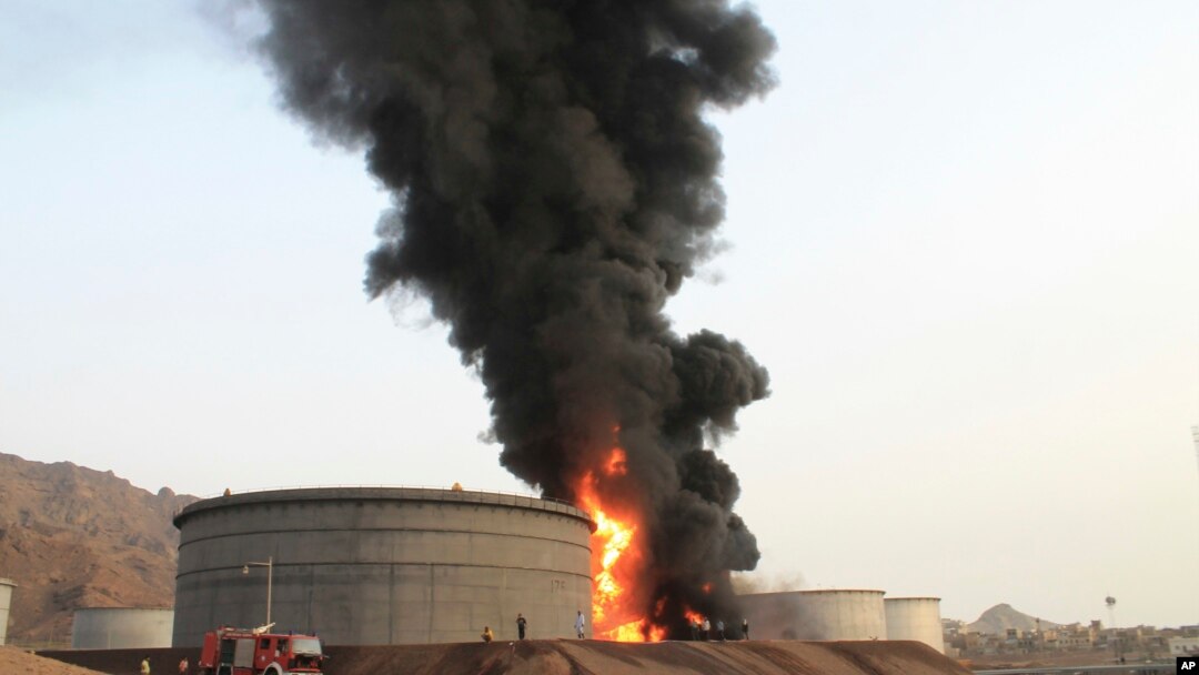 Firefighters work to extinguish a fire following rocket attacks by Shiite rebels known as Houthis at storage tanks of an oil refinery in the port city of Aden, Yemen, July 14, 2015. 
