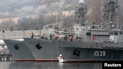 俄罗斯军舰停泊在克里米亚黑海塞瓦斯托波尔海军基地。（2014年2月27日）
