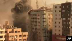 لحظه تخریب ساختمانی که محل دفترهای رسانه های بین المللی در غزه بود - ۲۵ اردیبهشت ۱۴۰۰