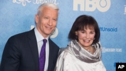 Gloria Vanderbilt sa sinom, novinarom CNN-a Andersonom Kuperom. 