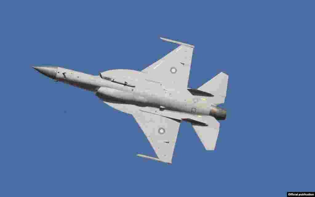 پاکستان فضائیہ کا JF-17 تھنڈر لڑاکا طیارہ دبئی ایئرشو میں فضائی کرتب دیکھا رہا ہے۔۔