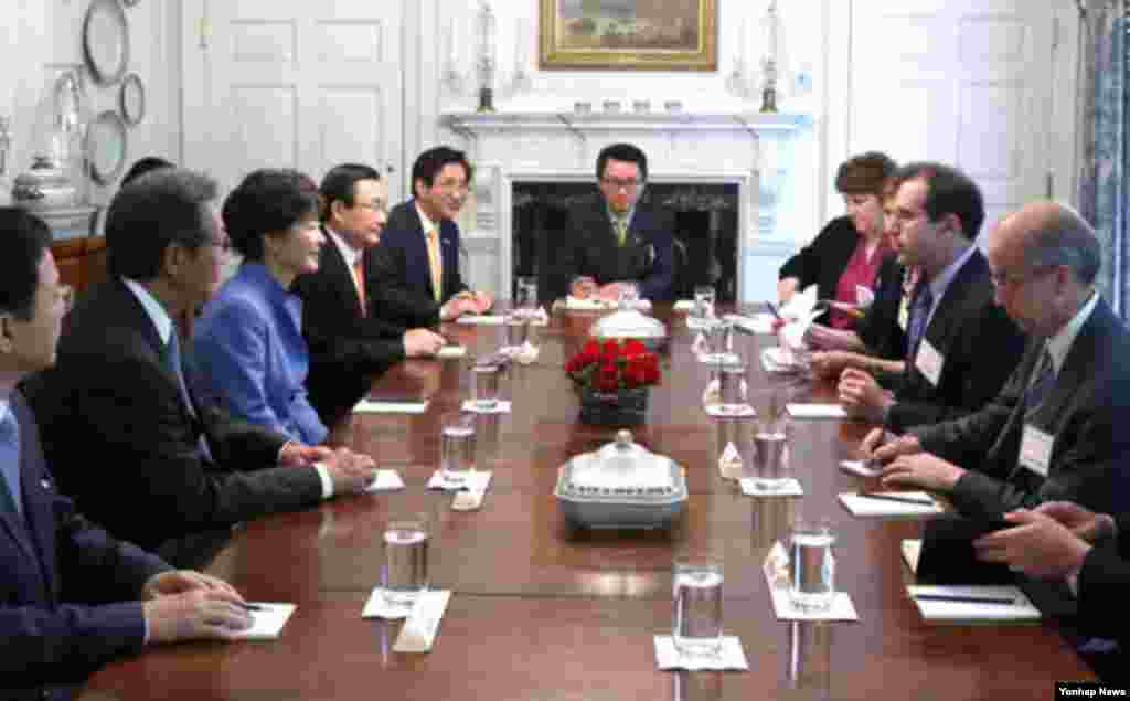 박근혜 한국 대통령이 7일 오후 숙소인 영빈관에서 워싱턴 포스트와 인터뷰하고 있다.