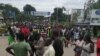 Des manifestants marchent vers le bureau de la Commission électorale du Malawi à Blantyre, Malawi, le 13 février 2020, dans l'intention de fermer la porte d'entrée. (Lameck Masina/VOA)