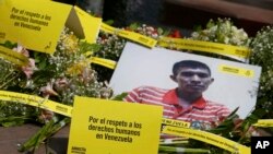 ARCHIVO - La foto de un ciudadano venezolano se ve frente al edificio de la embajada de Venezuela durante una protesta de la organización de derechos humanos Amnistía Internacional en Lima, Perú, el 12 de abril de 2018.