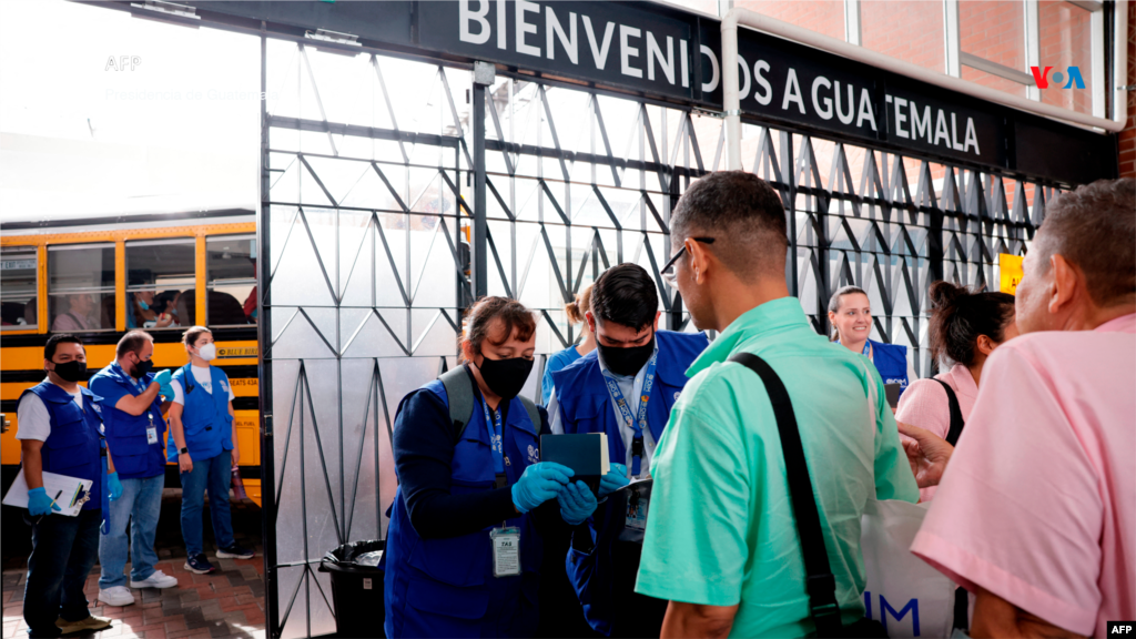 Imagen de uno de los presos políticos nicaragüenses liberados cuando pasa los controles para subir a un autobús a su llegada a la Base de la Fuerza Aérea&nbsp;en la Ciudad de Guatemala. El gobierno de Daniel Ortega no ha emitido declaraciones hasta el momento sobre las excarcelaciones que se concretaron el jueves.