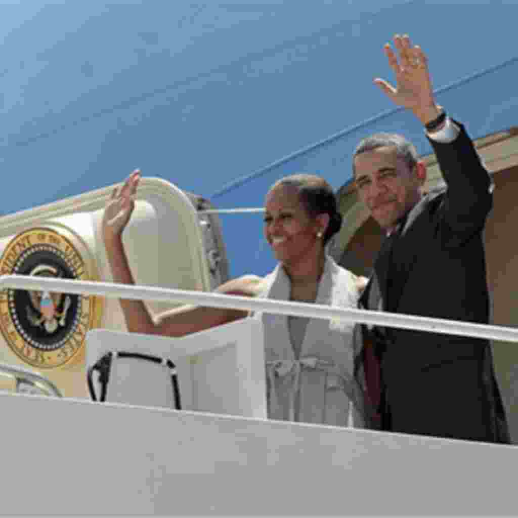 El presidente Barack Obama y su esposa Michelle se despieden de San Salvador, March 23 2011.