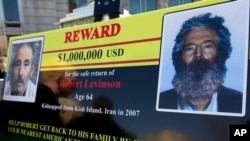 Un poster del FBI mostrando una foto y una imagen modificada por la edad del ex agente del FBI Robert Levinson es mostrada en una rueda de prensa en Washington en marzo del 2012.