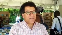 Foire Internationale du livre D'Haiti, yon Ekri ap Prezante Liv li