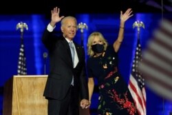 El presidente electo de EE. UU., Joe Biden, con su esposa Jill Biden, saludan a la multitud en el escenario después de pronunciar sus comentarios en Wilmington, Delaware. Noviembre 7, 2020. Foto: AFP.