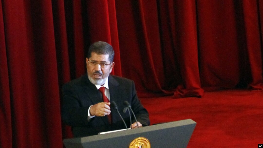 Presiden Mesir yang baru dilantik, Mohamed Morsi saat memberikan pidato pelantikan di Universitas Kairo, Mesir (30/6).