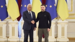 Presiden Dewan Eropa yang baru, Antonio Costa(kiri) berjabat tangan dengan Presiden Ukraina Volodymyr Zelenskiy di Kyiv hari Minggu (1/12). 