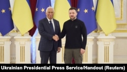 Presiden Dewan Eropa yang baru, Antonio Costa(kiri) berjabat tangan dengan Presiden Ukraina Volodymyr Zelenskiy di Kyiv hari Minggu (1/12). 