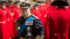 Pangeran Andrew saat memeriksa parade pasukan di Royal Hospital Chelsea di London, Inggris, 4 Juni 2015. 