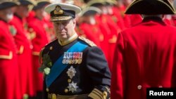 Pangeran Andrew saat memeriksa parade pasukan di Royal Hospital Chelsea di London, Inggris, 4 Juni 2015. 