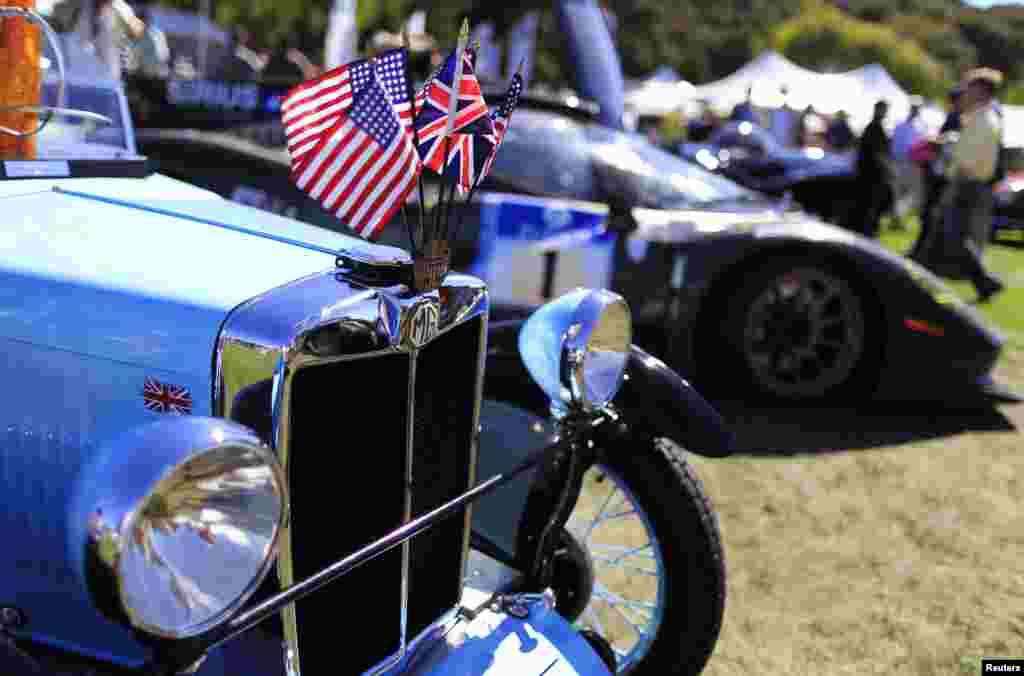 &nbsp;امریکہ کی ریاست کیلی فورنیا میں پورا ہفتہ جاری رہنے والی تقریبات کے سلسلے میں لائی گئی قدیم گاڑیوں میں لوگوں کی دلچسپی 