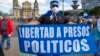 Un ciudadano nicaragüense sostiene un cartel durante una protesta contra el presidente de Nicaragua, Daniel Ortega, en la Plaza de la Constitución en la Ciudad de Guatemala, el domingo 7 de noviembre de 2021. 