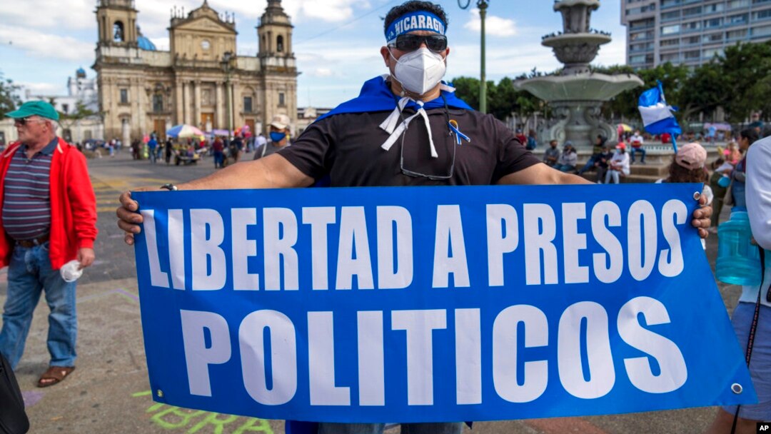 Un ciudadano nicaragüense sostiene un cartel durante una protesta contra el presidente de Nicaragua, Daniel Ortega, en la Plaza de la Constitución en la Ciudad de Guatemala, el domingo 7 de noviembre de 2021. 