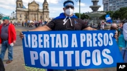 Un ciudadano nicaragüense sostiene un cartel durante una protesta contra el presidente de Nicaragua, Daniel Ortega, en la Plaza de la Constitución en la Ciudad de Guatemala, el domingo 7 de noviembre de 2021. 