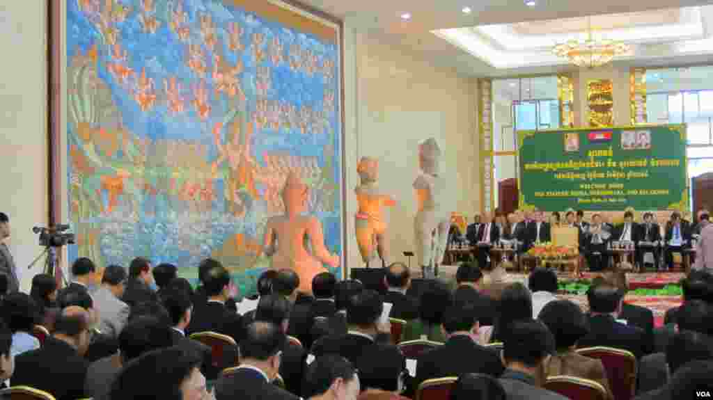 A ceremony at the Council of Ministers in Phnom Penh to mark the return of three pieces of the 10th century Cambodian sandstone statues from the United States, June, 3, 2014. (VOA Khmer)
