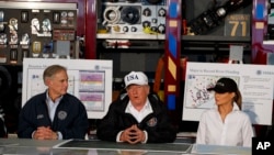 رئیس جمهوری آمریکا و همسرش در کنار فرماندار تگزاس، در جریان اولین سفر به مناطق توفان زده