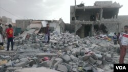 Months after an airstrike on a neighborhood populated by black Yemenis - or "Muhamasheen" - more than a hundred buildings still remain in rubble and survivors continue to search for any valuables, in Sana'a, Yemen, Oct. 9, 2015. (VOA/A. Mojalli)