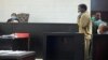 UMakomborero Haruzivishe ulalele uMantshi uJudith Taruvinga esethula isigwebo secala aletheswayo eHarare Magistrates Court on April 06, 2021. (VOA/Columbus Mavhunga)