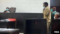 UMakomborero Haruzivishe ulalele uMantshi uJudith Taruvinga esethula isigwebo secala aletheswayo eHarare Magistrates Court on April 06, 2021. (VOA/Columbus Mavhunga)