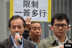 香港工黨立法會議員張昭雄(左)表示，如果中港兩地政府對中國自由行旅客過多，以及水貨客問題坐視不理，將會激化中港矛盾。 (美國之音 湯惠芸攝)