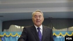 Presiden Kazakhstan, Nursultan Nazarbayev, memasukan pilihannya ke kotak di TPS Astana, dalam pemilu parlemen Kazakhstan (15/1).