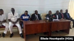 Le comité de gestion de la Fédération béninoise de Football (FBF) lors d’une conférence de presse à Cotonou, Bénin, 18 mai 2017. (VOA/Elisée Hounkpatin)