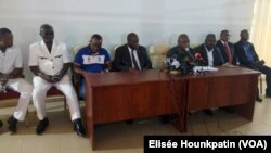 Le comité de gestion de la Fédération béninoise de Football (FBF) lors d’une conférence de presse à Cotonou, Bénin, 18 mai 2017. (VOA/Elisée Hounkpatin)