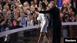 Dengan iringan lagu ''We Are the Champions'', Donald Trump memperkenalkan dan memberi dukungan bagi istrinya Melania yang menjadi pembicara utama dalam Konvensi Nasional Partai Republik di Cleveland, Ohio, Senin malam (18/7). 