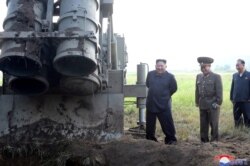 북한 김정은 국무위원장이 지난해 9월 초대형 방사포 시험사격을 현지 지도했다고 북한관영 '조선중앙통신'이 보도했다. 공개된 사진에는 이동식 발사차량에 탑재된 발사관 4개 중 3개의 후면 뚜껑이 열려있다.