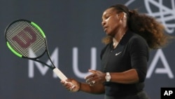 Serena Williams lors d'un match d'exhibition contre Jelena Ostapenko au Championnat du monde de tennis à Mubadala, Abu Dhabi, Émirats arabes unis, 30 décembre 2017.