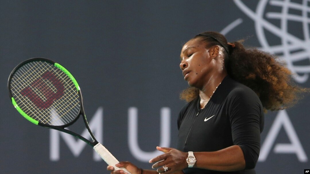 Serena Williams dalam pertandingan eksebisi melawan Jelena Ostapenko dari Latvia, di laga hari terakhir Mubadala World Tennis Championship di Abu Dhabi, United Emirat Arab, 20 Desember 2017.